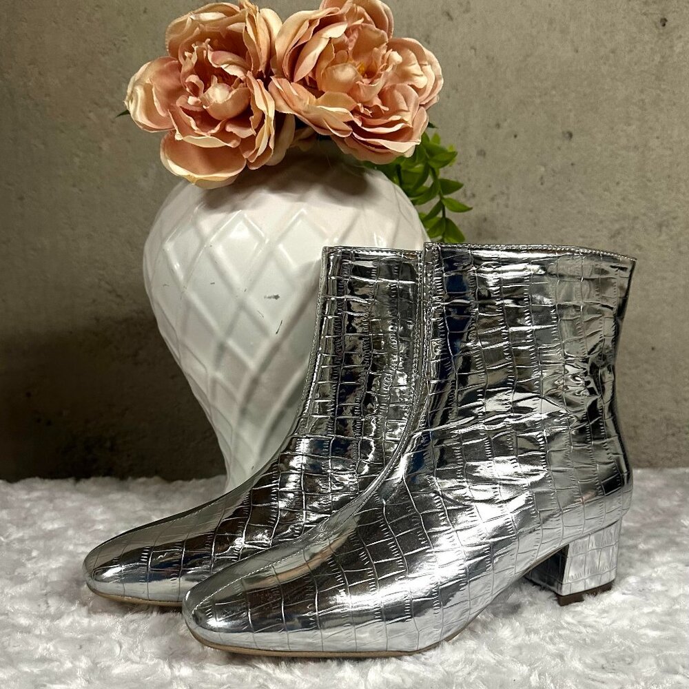 NWT Mirror Metallic Silver Boots